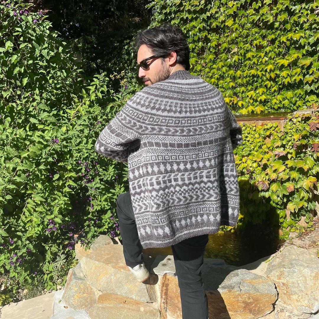 📸 Jesse Rath Instagram 
My mother @/gail_force_1 is a Master Knitter and this is me modeling the awesome sweater she knit for me. 💅 

#knittingaddict #knittersofinstagram #slowfashion #knittersofravelry #colorworkknitting