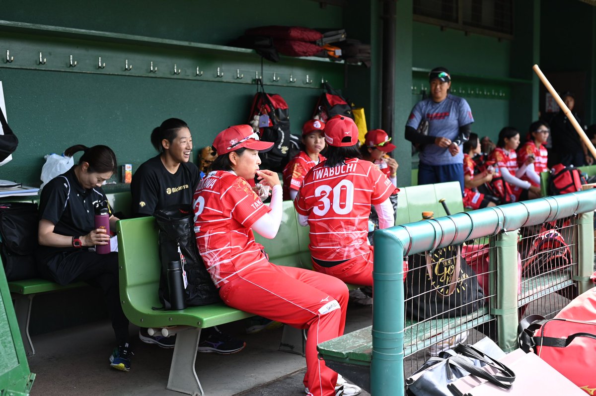 日本女子ソフトボールリーグ機構 試合開始まであと1時間です 選手達はリラックスした表情 ビックカメラ高崎beequeen Hondareverta ソフトボールを熱く応援