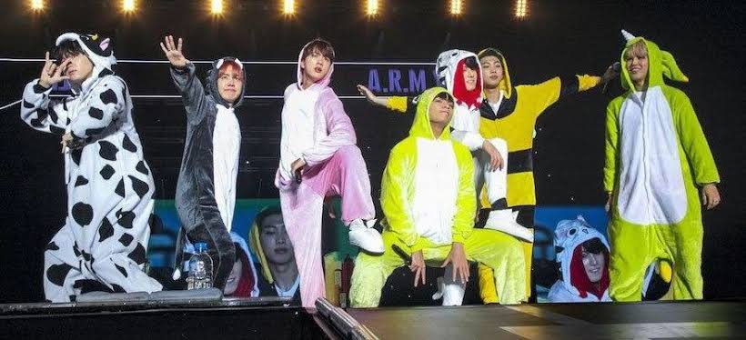 walakangpakeph's tweet photo. BTS is the only group who can pull off a performance wearing onesies and still hot and cute... 💜
Saw some wannabe groups doing this and still not cute.
BTS PAVED THE WAY
#BTS #BTS4thMuster
#BTSInTheSOOPS2 https://t.co/NRbFT0w1lw