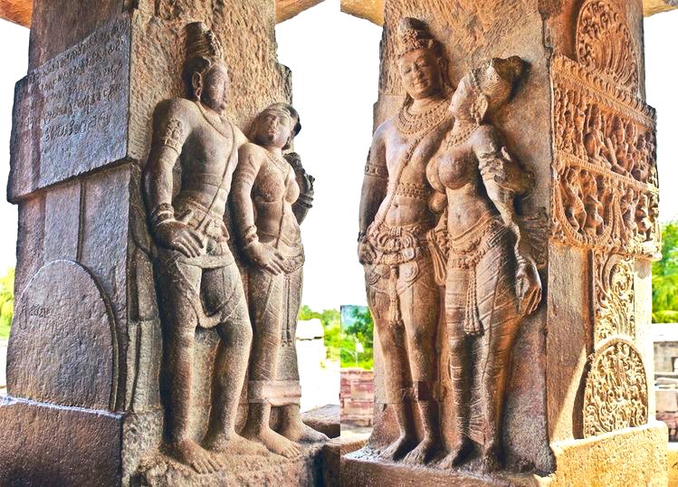 Beautifully carved 7th Century Prabhu Shiv and Ma Parvati at Virupaksha Mandi in Pattadakal also called Paṭṭadakallu or Raktapura, is a complex of 7th-8th century CE #HinduTemples built by Chalukya dynasty in northern Karnataka, India. Mahadev!🕉❤️🙏🚩@LostTemple7