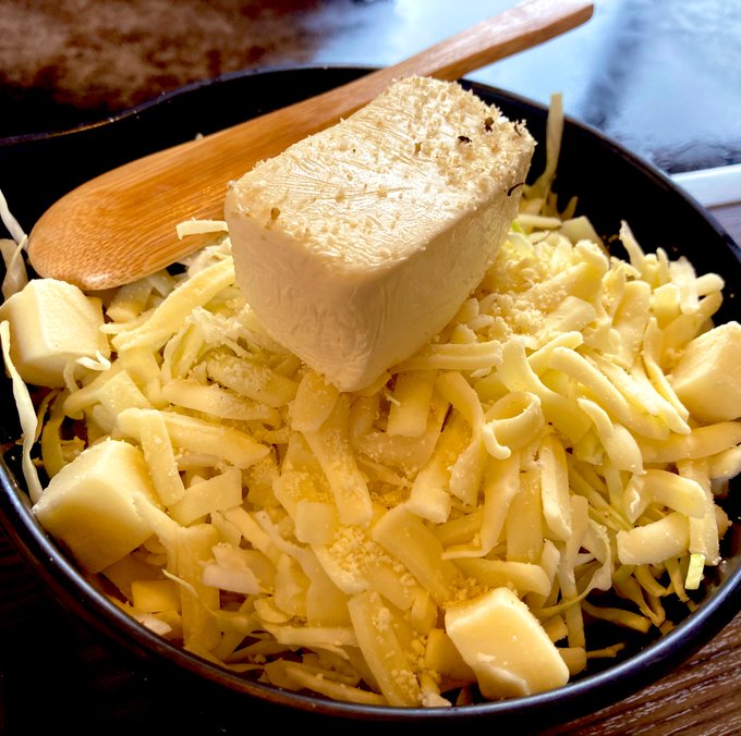 体調が回復してきたので、1日遅れで誕生日飯。道とん堀でメガチーズ玉とミックス焼きそばと、デザートのカタラーナ。美味しい 