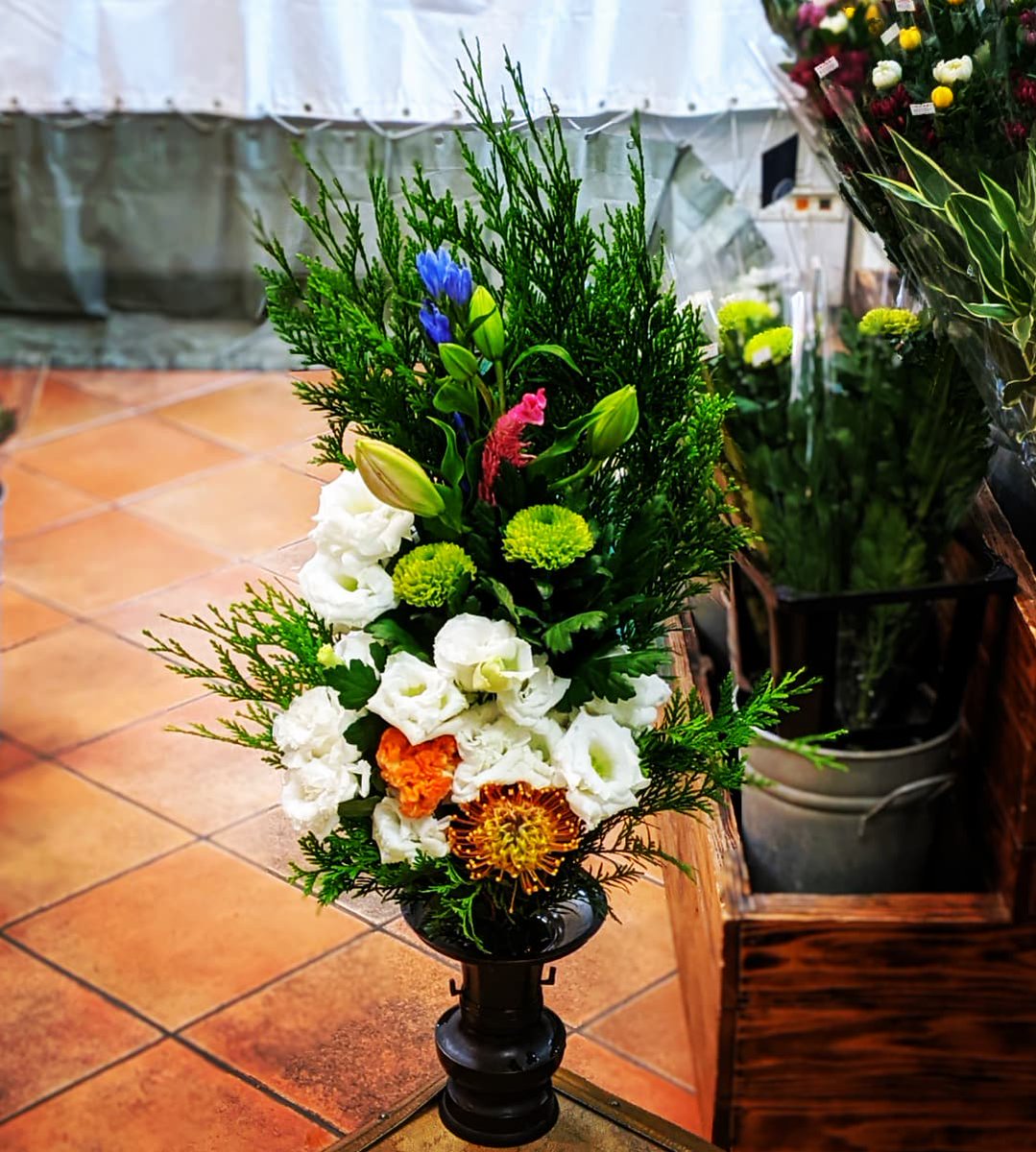 フラワーショップ花凛 投げ入れ ニオイヒバ トルコキキョウ ピンポンマム トルコキキョウ ピンクッション ケイトウ リンドウ ユリ 地鎮祭 お供え 生花 花 花屋 投げ入れ 生け込み 鹿児島 鹿児島花屋 フラワーアレンジメント フラワー