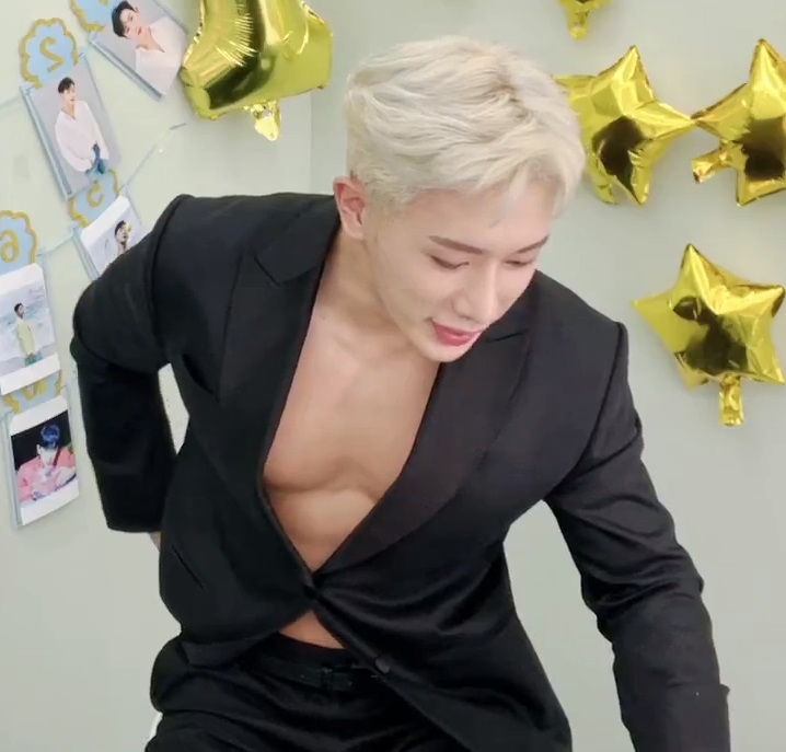 WeneeGermany2's tweet photo. This one button worked harder yesterday then Highline the whole last year...

#원호 #WONHO #ウォノ #Blue_Letter https://t.co/BVixdSCab2