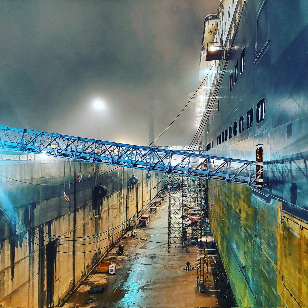 Bit of a foggy start to day 9 of dry dock #drydock #QM2 #seafarer