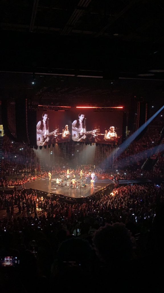 Harry on stage tonight! 

via stylesminnette