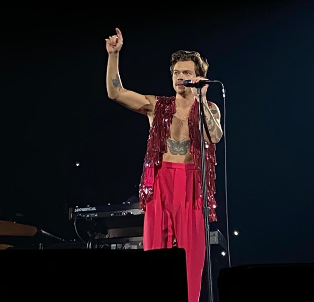 Harry Styles Updates. on Twitter "Harry on stage in Vegas! 