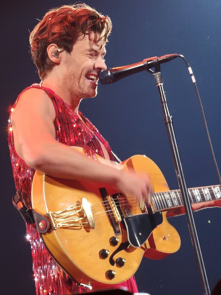 theharrylibrary's tweet image. Harry on stage tonight in Las Vegas.