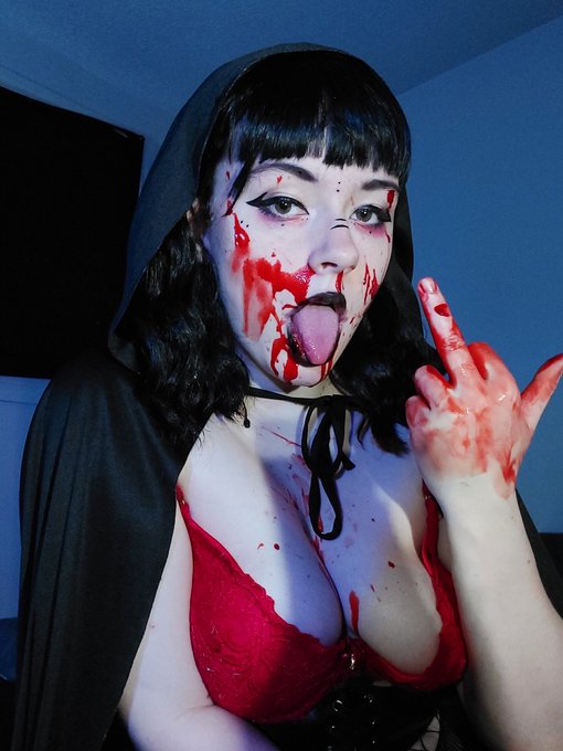 🩸🖤I won't make you beg so just get down on your knees Tell me you need me and that you're dying to please If