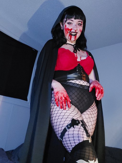 🩸🖤I won't make you beg so just get down on your knees Tell me you need me and that you're dying to please If