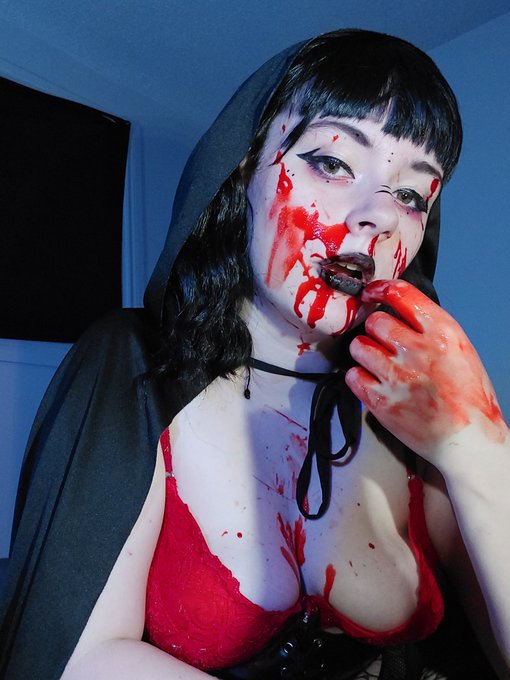 I'll suck more than just your blood 😜🩸🖤🧛🏻&zwj;♀️ https://t.co/AIVOvfY9rj