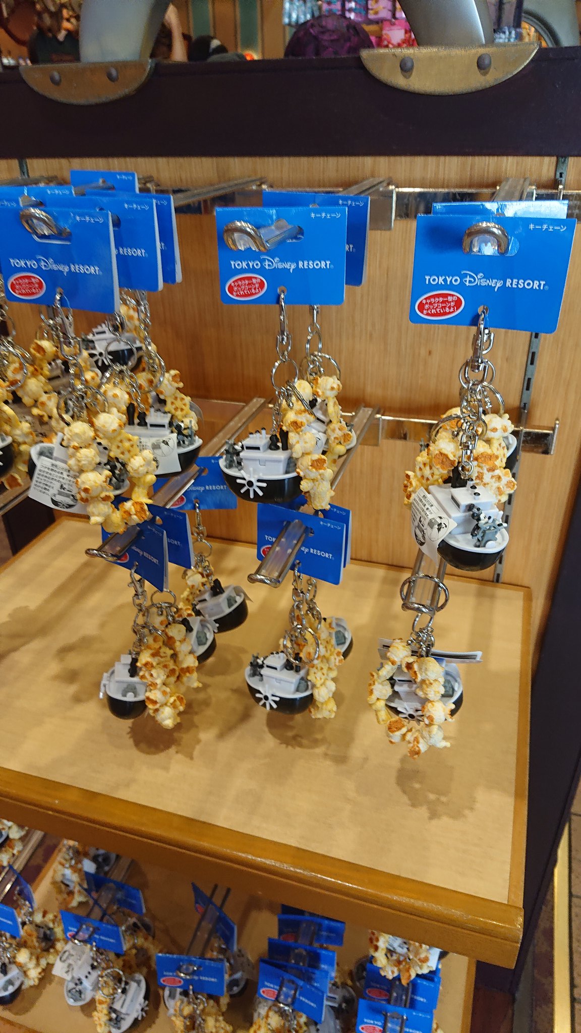 Juju Rt 1908d 既出でしたらすみません 販売延期になっていたミッキーのポップコーンバケットのキーホルダーが販売されていました ボンボヤージュでも販売してました Tdr Now Tdr Goods T Co Buojms25mq Twitter