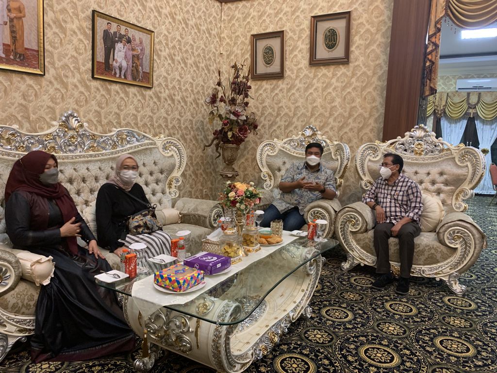 fadjroeL's tweet photo. #MenyapaINDONESIA Berdialog dengan Bupati Maros Andi Syafril Chaidir Syam. Mendiskusikan penanganan covid-19 dan vaksinasi, memohon dukungan penyelesaian Kereta Api Pare2 ke Makassar dan PARIWISATA Goa Maros - Pangkep lukisan goa tertua di dunia ~ #BungFADJROEL #visitmaros https://t.co/U7EjNqbFG2