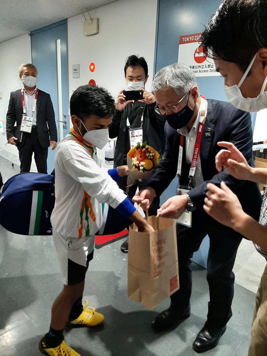 Krishna Nagar gets a special gift from President of Yonex.
#Praise4Para #cheers4india 
#ParalympicsTokyo2020