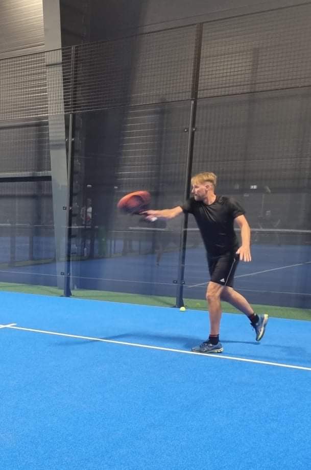 BlueFrontS's tweet photo. Igår lördag blev ett gäng från BFS bjudna på ett event. Eventet bestod av padel och god mat på hotell munken. Stort tack Ålems sparbank för eventet men även Mönsterås padelcenter för utlåning av lokal och rack samt @iko_officiell som gjorde detta event möjligt.
#bluefrontsupport https://t.co/j5hI3A4pJL