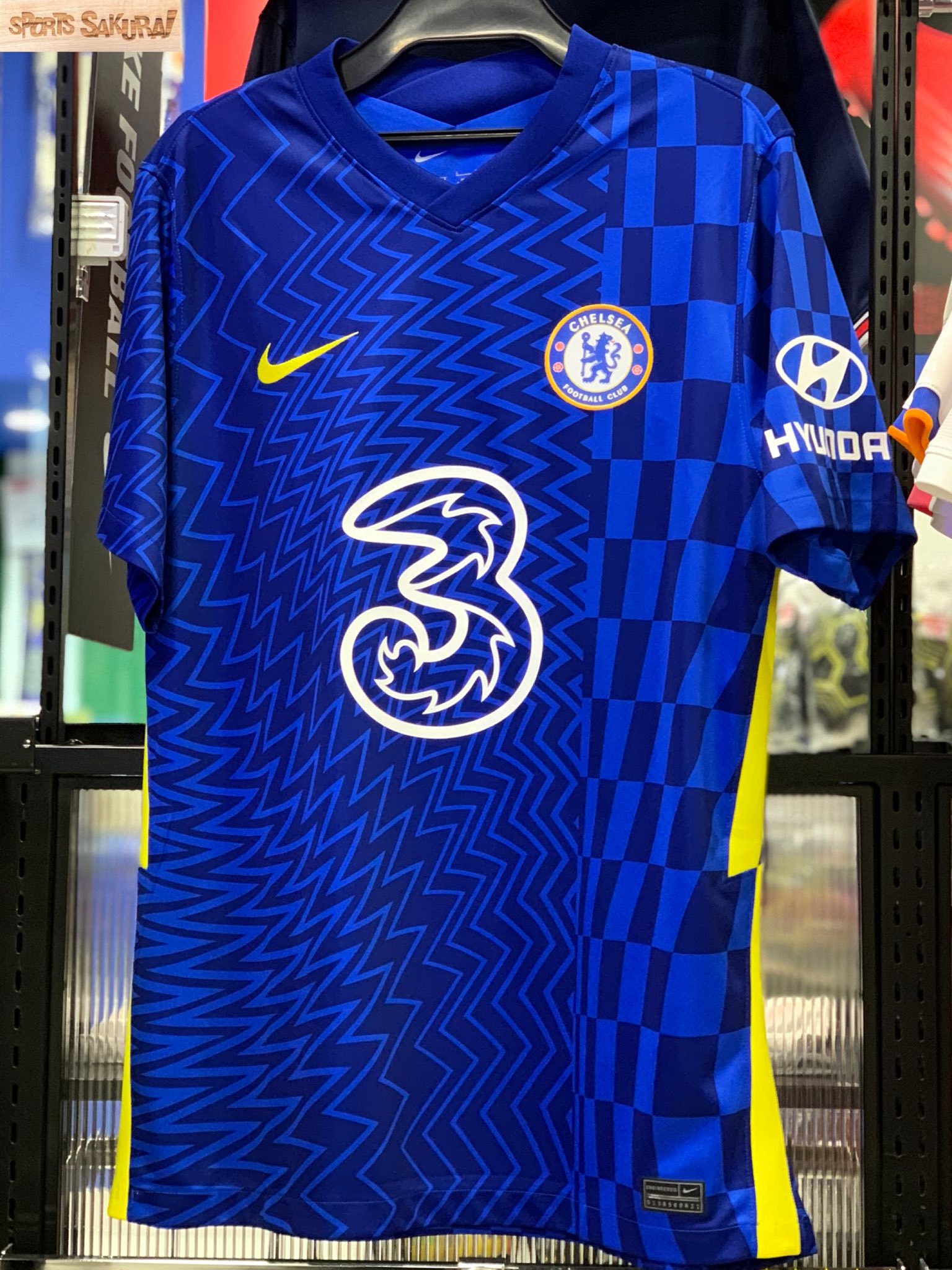 スポーツサクライ サッカー 堺店の安藤です 本日のご紹介 Nike チェルシーfc 21 22 スタジアム S S ジャージ Home プレミアリーグの強豪 チェルシーfc 胸スポンサー契約を国内企業である通信会社大手の Three スリーが締結したのは大きな話題