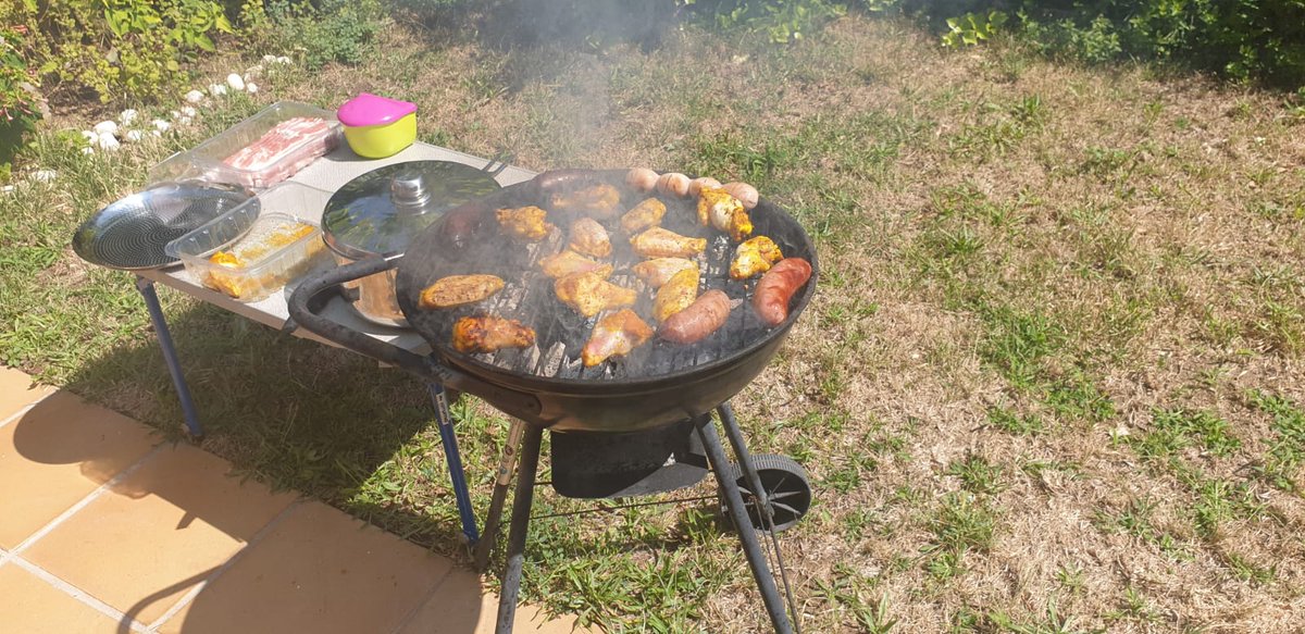 MiCocinaJIF's tweet photo. Unos días de #descanso con la #familia con una #barbacoa #barbecue #pollo #chicken #morcilla #ricesausage #chorizo #butifarra #boiledsausage #bacon #freshbacon #topchef #aove #pimenton #paprika #micocinajif @DOPGataHurdes @aoveJacoliva @pimenton_vera @PimentonVegaCC @AoveLovers https://t.co/I4RNJnB7vd