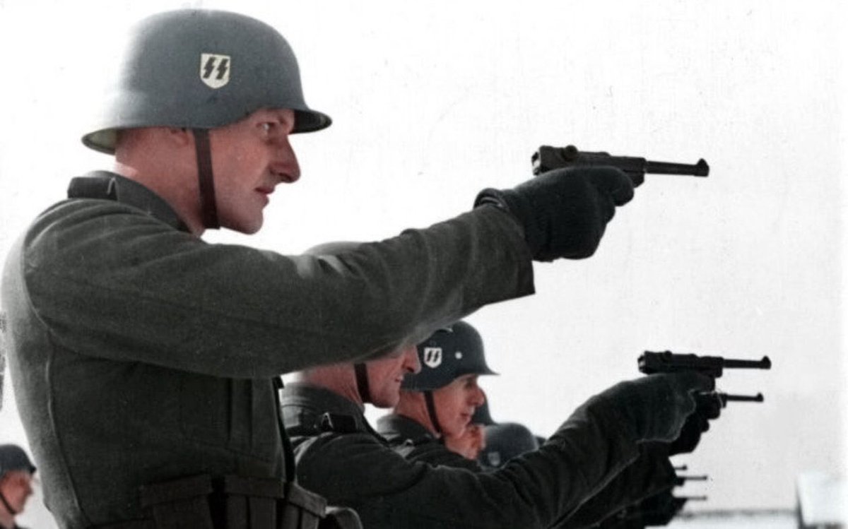 Darío Madrid's tweet - "A Iglesias le ponía colocar en su artículo una foto  de unos soldados de los “Escuadrones de Protección” (Schutzstaffel/SS) de  Hitler para referirse a un posible gobierno de