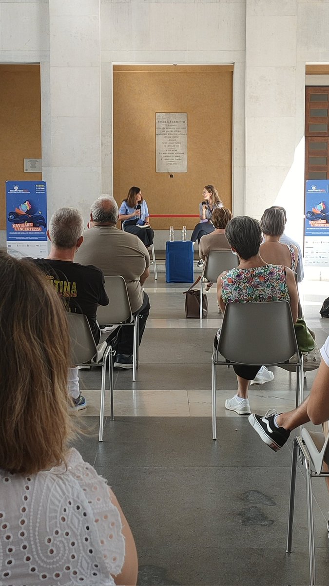Quanto sarebbe più facile seguire la #dieta mediterranea se, invece di pesare le #porzioni in grammi, avessimo in mente visivamente quant'è una porzione di verdura? Piccoli trucchi come questi aiutano molto! <a href="/ElenaDogliotti/">Elena Dogliotti</a> con Simona Ovadia al <a href="/cicap/">CICAP</a> Fest #CICAPFEST21