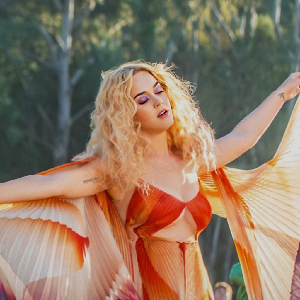 WORLDMUSICAWARD's tweet image. #katyperry’s #NeverReallyOver Single has been #BRITcertified Platinum in the UK for 600.000 sales units! 💪🇬🇧🏆💿🔥👑💛
facebook.com/worldmusicawar…