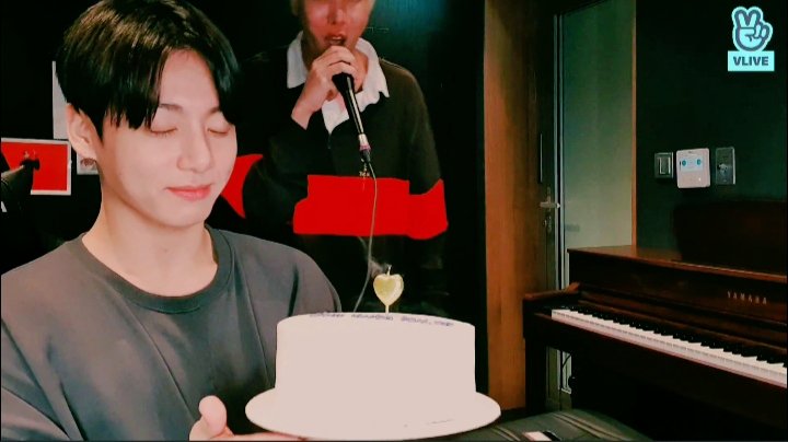 alishbaayy's tweet image. #JungkookBirthday 
#Tbhpost 
Our Golden Maknae⭐
#JHOPE surprised #Kookie