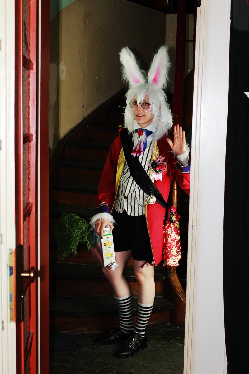 KaiyouKara's tweet image. Late to the (tea) party ⌚🐰
&quot;Sorry, Bro, aber ich musste noch Möhrchen kaufen, Schlange an der Kasse war lang, du kennsts, aber ich hab Eistee mitgebracht, Zitrone magst du, oder?&quot; 👍
.
Mein Beitrag zum instant Cosplay Wettbewerb der @Connichi #conlineparty