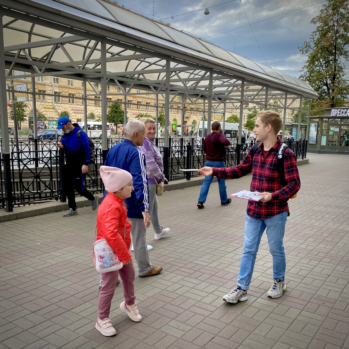 Общение с жителями — неотъемлемая часть агитационной работы.
 
Но в связи с наступлением холодов требуется больше людей, чтобы чаще сменять друг друга и не заболеть.
 
Можешь помочь нам с агитацией? Пиши в директ и присоединяйся команде!
 
Будем дискутировать с прохожими вместе🔥