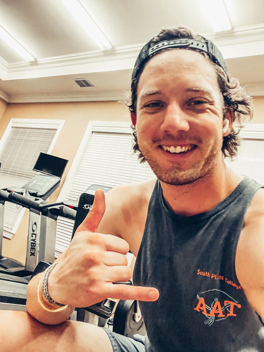 alukehorn's tweet photo. When you’re waiting on bed sheets to dry so you decide to go for a run. At 1:00 in the morning 🤷‍♂️ #INeedAHaircut https://t.co/IXXT4fYrK7