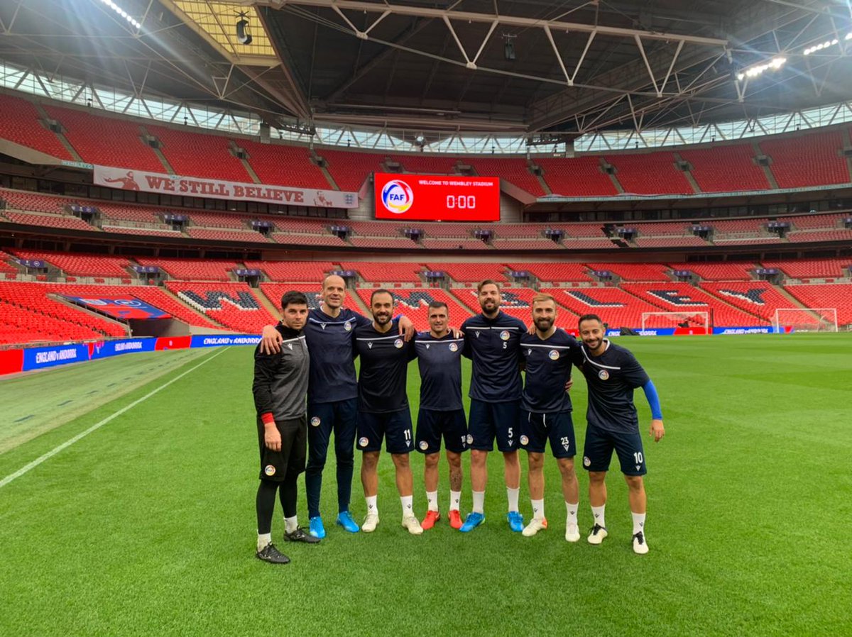interescaldes's tweet photo. Els set internacionals de l'Inter, a Wembley! 🏟⚽️

Avui, Anglaterra vs. Andorra. Molt d'èxit! 🇦🇩

#seremmés💙🖤 #Andorra https://t.co/H6pqKiCCe4