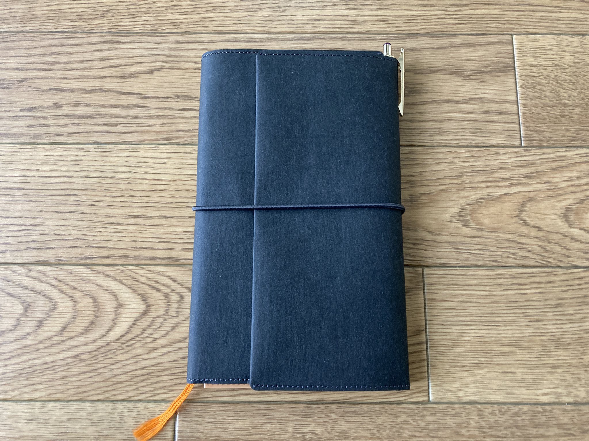 みー 無印良品 のノートカバーb6スリムが出てたのでmdノート新書が入る と勢いよく購入 ゴムバンド付きがとても嬉しい ノートカバーをしてるのになぜ表紙が折れるのだと思うタイプなのてゴムバンドは必須 トラベラーズノート たちと並んだところもよい みー 無印良品 のノートカバーb6スリムが出てたのでmdノート新書が入る と勢いよく購入 ゴムバンド付きがとても嬉しい ノートカバーをしてるのになぜ表紙が折れるのだと思うタイプなのてゴムバンドは必須 トラベラーズノート たちと並んだところもよい
