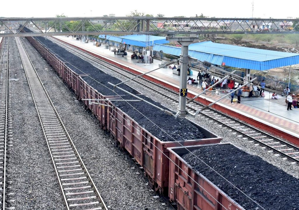 SCRailwayIndia's tweet photo. #Freight loading figures of SCR in the August month have surpassed the freight loading during the same period in the last year. 

Zone has recorded overall loading of 9.5 Million Tones during the month of Aug' 21 as compared to loading of 6.3 MT during Aug' 20, i.e. 51 % higher https://t.co/dr0vr7hWsj
