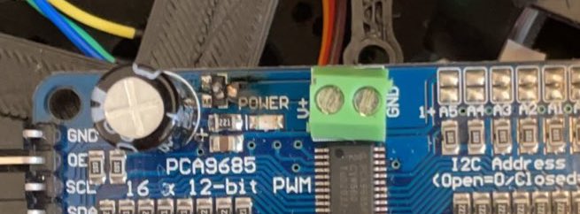 eternalfriend17's tweet image. なんでサーボ側の電源の上流にこんな小さいレギュレータおるん…何用なんです………？？よく焼けてるわね……
#Rospider