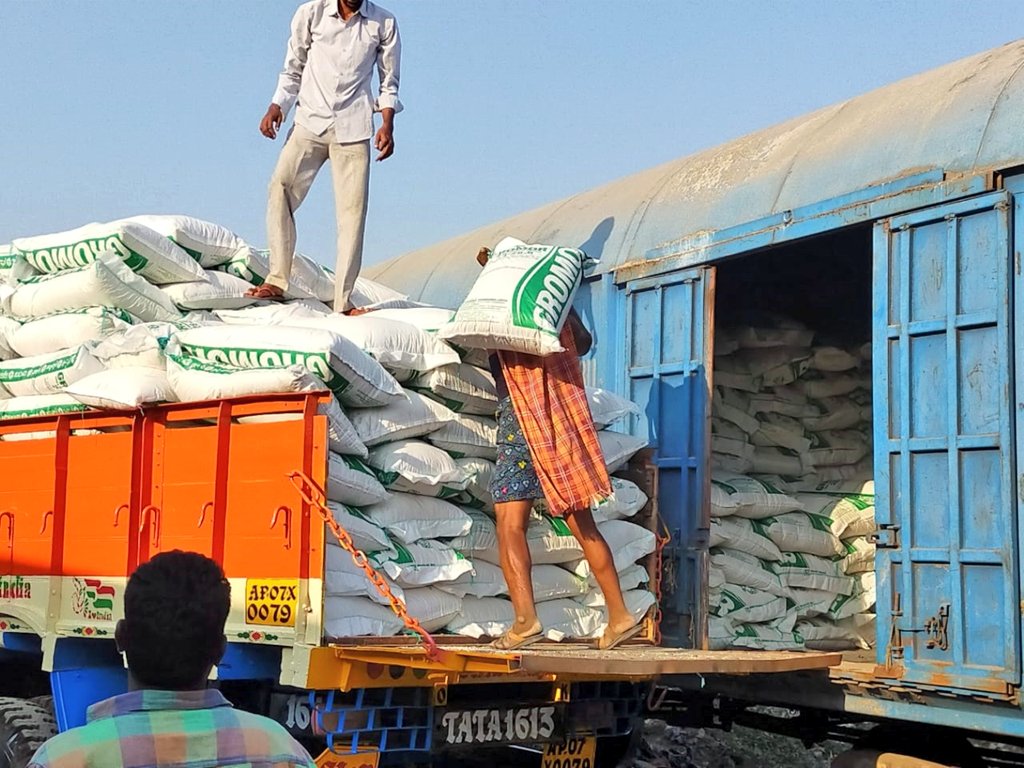 SCRailwayIndia's tweet photo. #Freight loading figures of SCR in the August month have surpassed the freight loading during the same period in the last year. 

Zone has recorded overall loading of 9.5 Million Tones during the month of Aug' 21 as compared to loading of 6.3 MT during Aug' 20, i.e. 51 % higher https://t.co/dr0vr7hWsj