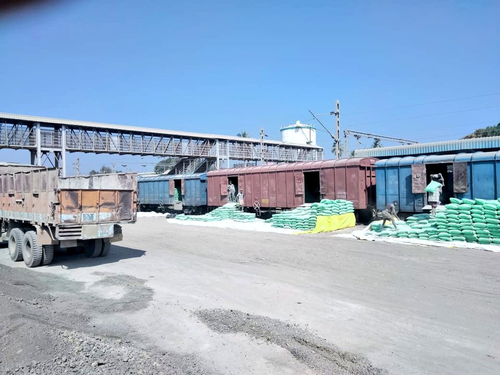 SCRailwayIndia's tweet photo. #Freight loading figures of SCR in the August month have surpassed the freight loading during the same period in the last year. 

Zone has recorded overall loading of 9.5 Million Tones during the month of Aug' 21 as compared to loading of 6.3 MT during Aug' 20, i.e. 51 % higher https://t.co/dr0vr7hWsj