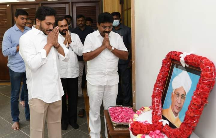 AudimulapSuresh's tweet photo. మాజీ రాష్ట్రపతి, భారతరత్న డాక్టర్‌ సర్వేపల్లి రాధాకృష్ణన్‌ జయంతి సందర్భంగా నివాళులర్పిస్తూ.. https://t.co/Fhv3qVVzAq