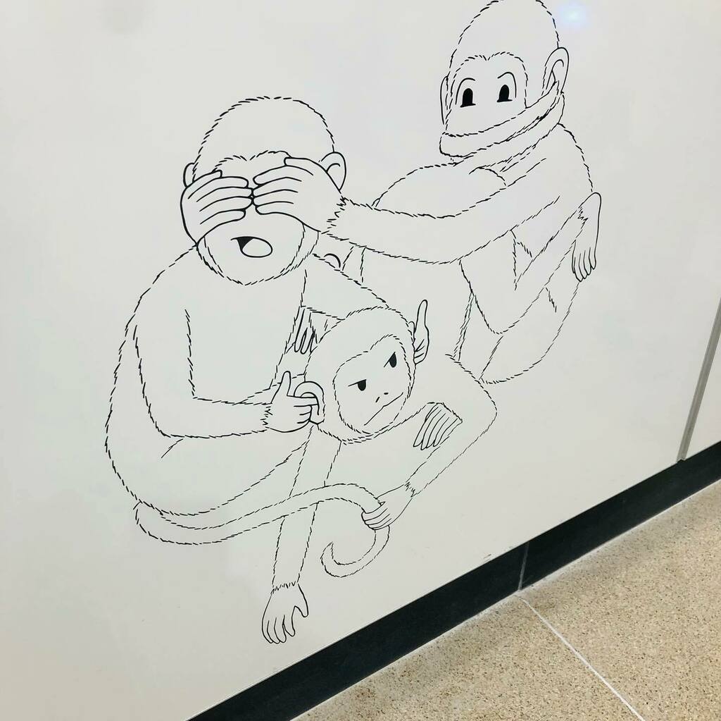 acroamatic's tweet photo. Troy Chin’s monkey illustrations pepper Upper Thomson TEL MRT station. Apparently, there are 88 monkeys. Or animals. ST was quite specific in saying 88 animals (instead of 88 monkeys), so maybe a few non-monkeys can be found… #tel2 #thomsoneastcoastl… https://t.co/oGC7yhX39h https://t.co/1Cb0KuiDmg