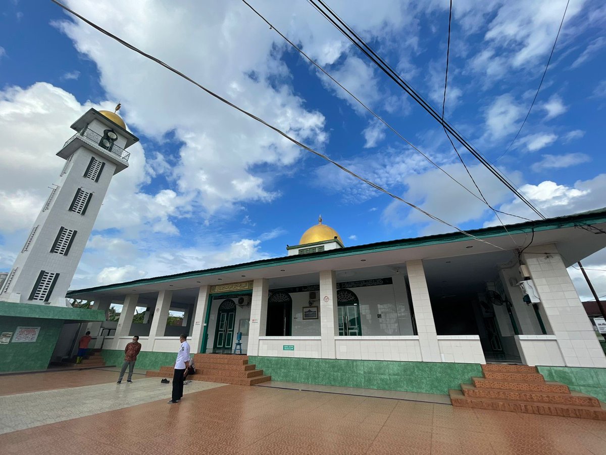 fadjroeL's tweet photo. #MenyapaIndonesia sholat di Masjid Tua Bone. Masjid tertua berdiri di masa Kerajaan Bugis-Bone. Bangunan sederhana dan bersejarah. Di belakang masjid ada beberapa makam Raja dan Ratu Bone ~ #BungFADJROEL #VisitBone #VisitSulsel #BoneTheSoulOfBugis https://t.co/k6A5SZPIKb