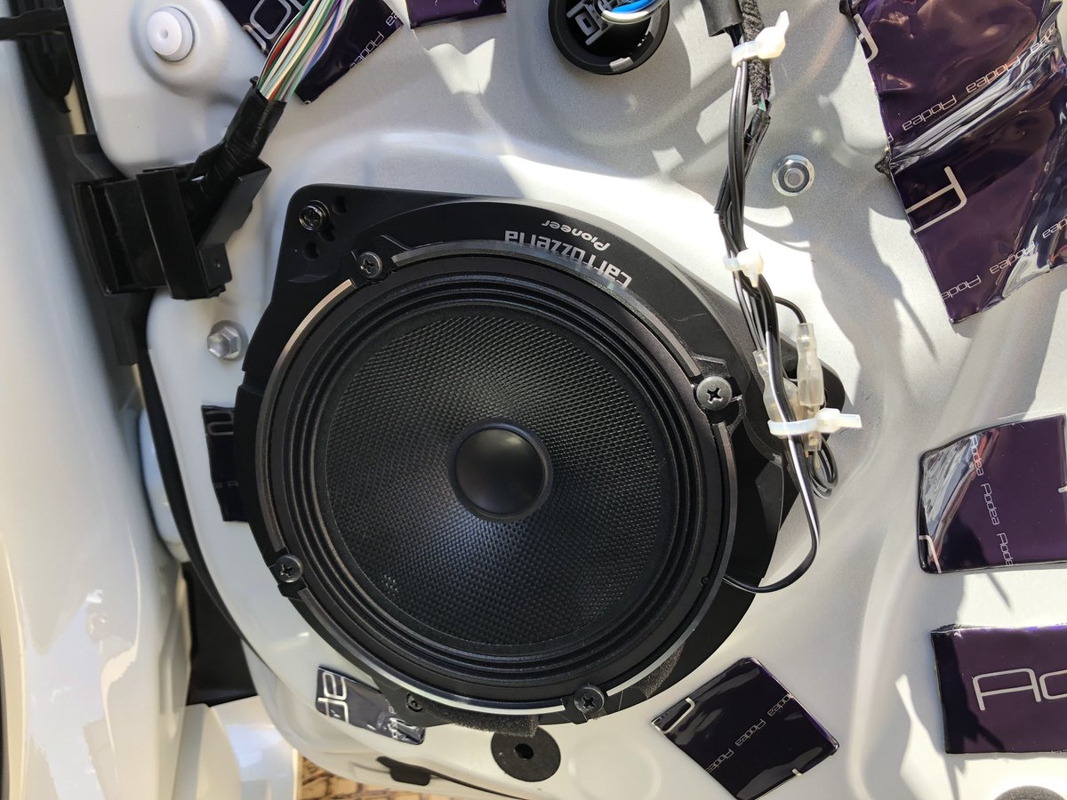 Kazu カロスポ乗り カロッツェリアのスピーカーに交換 初めての取り付けで 金額も結構したので失敗したら と不安でしたが何とか出来ました 純正のスピーカー違い 全音域の音質が良くなりました これでさらにカーライフを満喫出来そうです