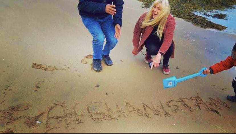 To the beach! 🏖 <a href="/FriendsAmal/">Al-Amal Project</a> <a href="/Aberdeenshire/">Aberdeenshire Council</a> <a href="/scotrefcouncil/">Scottish Refugee Council 🧡</a> #AyeWelcome #Afghanistan #RefugeeResettlement 🏴󠁧󠁢󠁳󠁣󠁴󠁿🤝🇦🇫