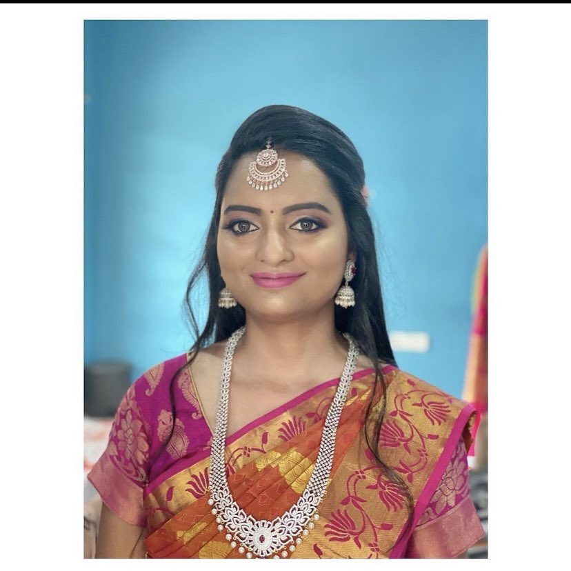 yolo_offl's tweet image. A YOLO bride, who opted for a soft dewy glam look for her engagement ceremony!
.
.
.
.
.
#yolobride #bridesbypavash #subtleglam #boldeyes #eyeshadowonpoint #eyeshadow #sleekhair