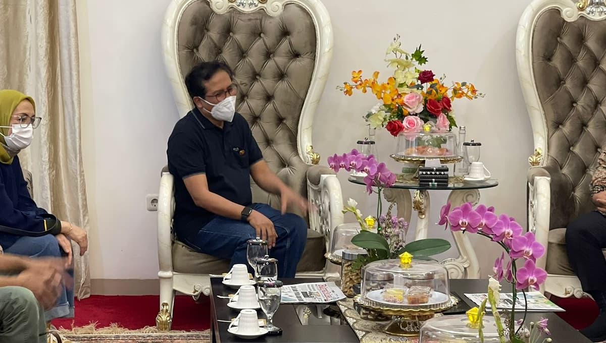 fadjroeL's tweet photo. #MenyapaIndonesia melintasi 17 kab/kota Sulsel dgn 31 pertemuan. Terakhir bertemu Plt. Gubernur Sulsel Andi Sudirman, terimakasih diijinkan keliling Sulsel. Melihat penanganan covid, vaksinasi, pemulihan ekonomi, pembangunan kereta api Pare2-Makassar ~ #BungFADJROEL #VisitSulsel https://t.co/SftNoTtp9l