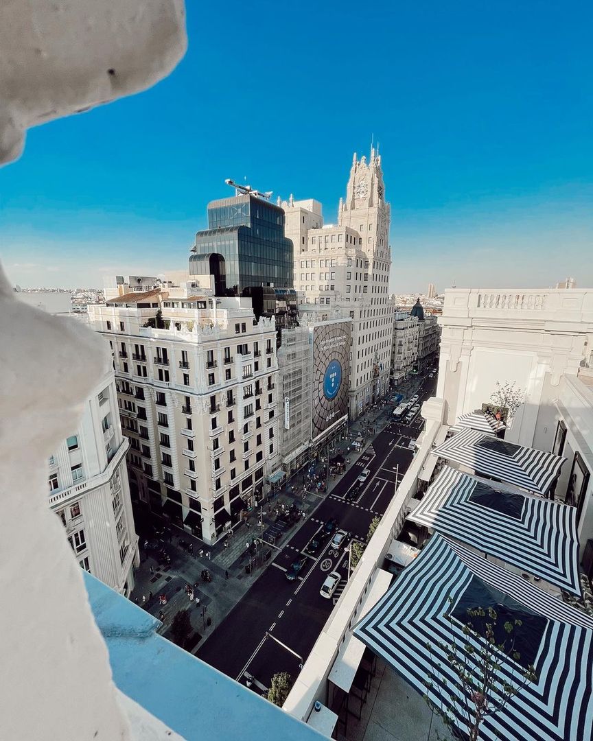 PestanaCR7's tweet image. You haven‘t visited the @pestanacr7grandviamadrid rooftop yet? 

Wait no more to enjoy the best views in Madrid! 🌇⁣

📸: @tamaraquiroga