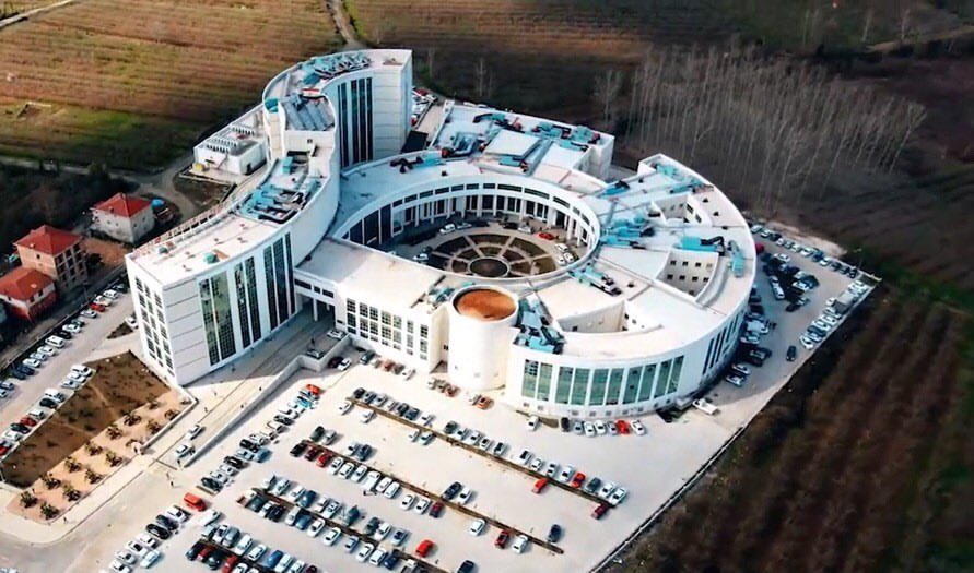 Trabzonlu bir mimarın Samsun’un Çarşamba ilçesinde inşaa ettiği Devlet Hastanesi… Bu hareketlere göz yumuluyor maalesef bu şehirde.