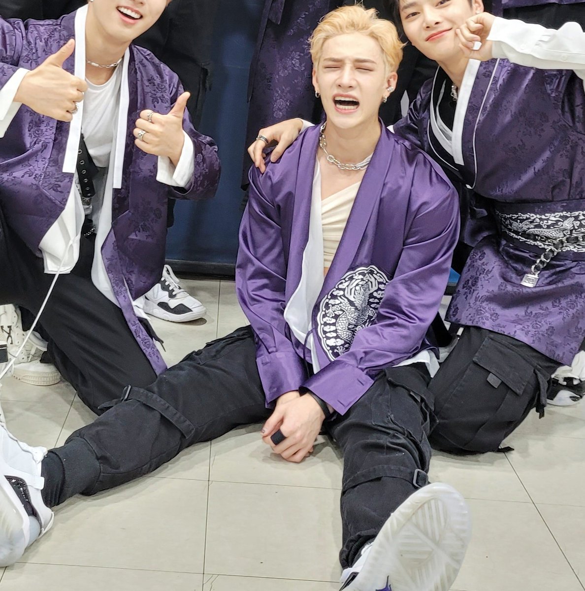 cb97think's tweet image. bangchan you are smol!! 

#Thunderous4thwin