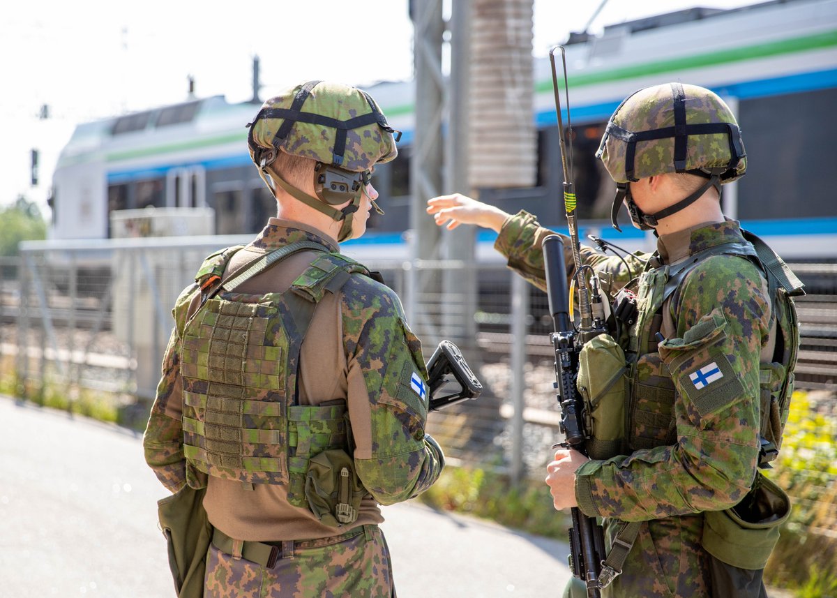 Huomio pääkaupunkiseutu!

#KEHÄ21 harjoitusjoukkoja näkyy 5.-10.9. Helsingissä eri alueilla, Espoon Tapiolassa, Keravan keskustassa sekä Tuusulan Pirunkorven alueella.

Helsinki: puolustusvoimat.fi/ajankohtaista/…

Muut meluilmoitukset tiedotteen lopussa: maavoimat.fi/-/paikallispuo…

#kaartjr