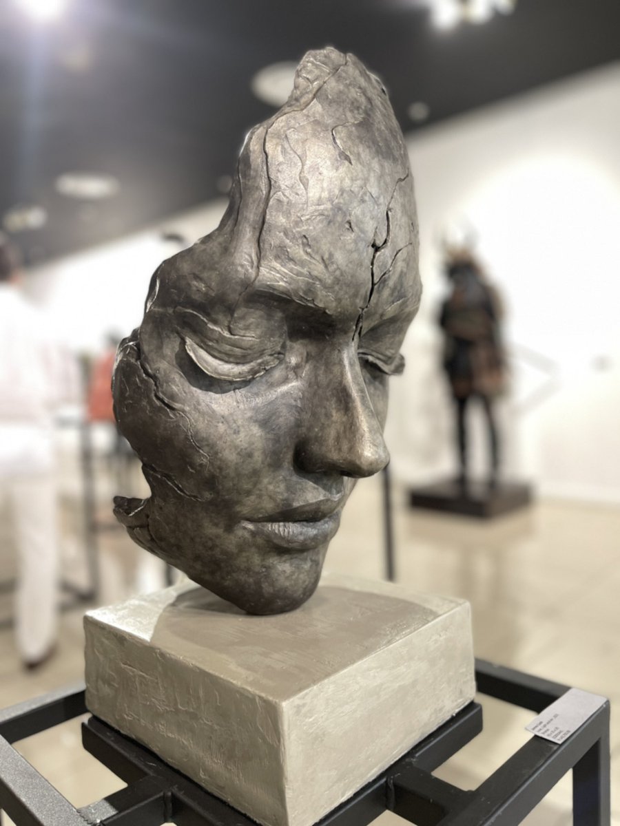 KevinMcLennanZA's tweet photo. Moments of art appreciation at @MelroseArch @melrosegallery1 #MelroseArch #OnlyAtMelroseArch #AllWhiteSpring #SculptX https://t.co/QfLfrjxYAq