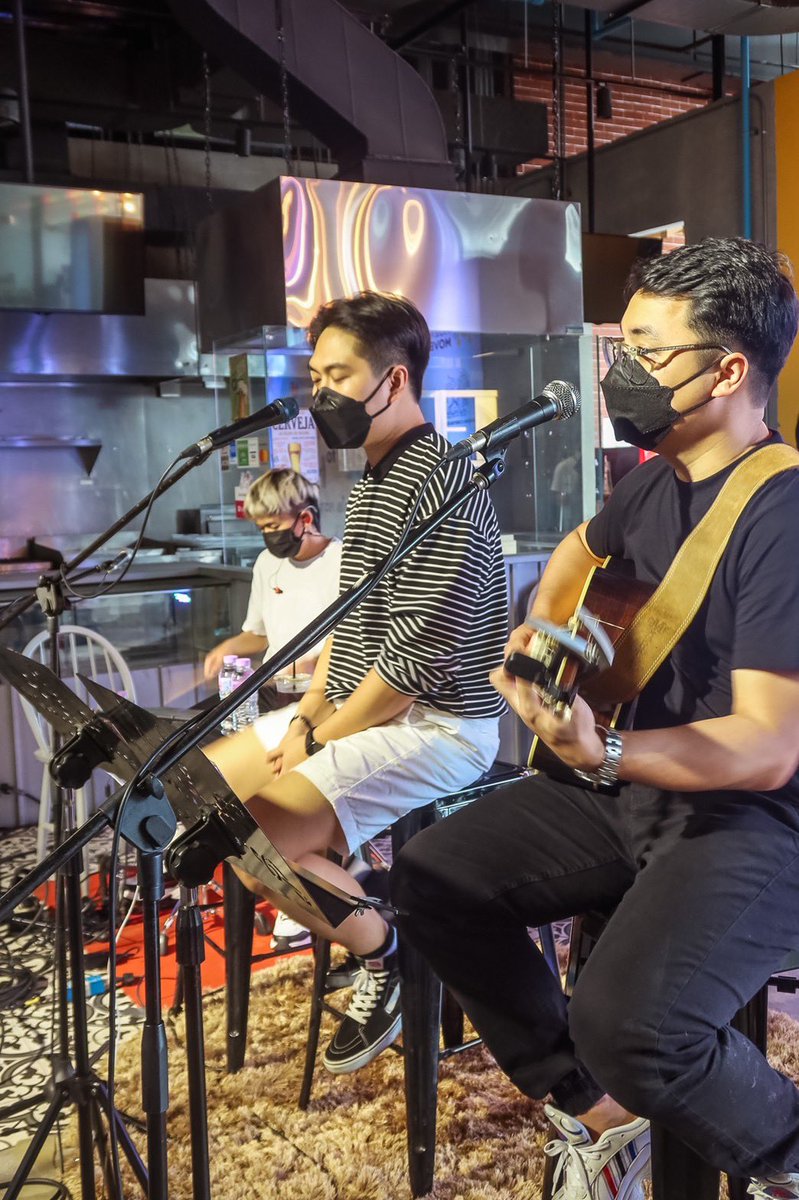 PAESAX's tweet photo. "เราจะอยู่เคียงข้างคุณและเป็นกำลังใจให้"
Music to Heart Vaccine to HOPE
ให้เพลงส่งใจ ห่วงใย ความหวัง ผ่านวัคซีน
โครงการดีๆที่ต้องการส่งต่อและแทนทุกความรู้สึกผ่านทางเสียงเพลง
#PAESAX
#MusicToHeartVaccineToHope
#ให้เพลงส่งใจผ่านวัคซีน
#MusicForCare
#SinghaCorporation
#Muzikmove https://t.co/q10PV1cNwA