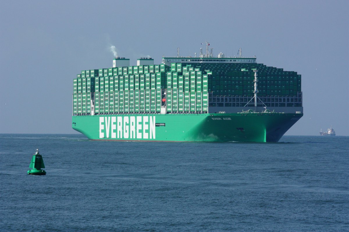 chevyvan1978's tweet photo. @PortofLA  @PortOfRotterdam @latimes   Isn't she a beauty. Yesterday in the afternoon the Aver Ace the largest containervessel in the world arrived inthe port of Rotterdam for the first time. Completely coverered with green evergreen containers she was welcomed with a watersalte. https://t.co/xGENAalRnk