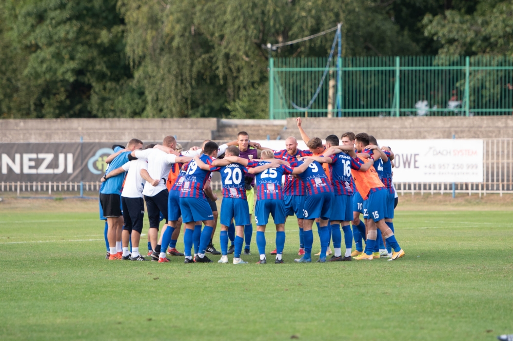 SportSlaski's tweet image. Kibice @PoloniaBytom, po serii ostatnich nieudanych wyników, mogą nieco odetchnąć z ulgą. Ich ulubieńcy uczcili bowiem powrót na Olimp drugim zwycięstwem w tym sezonie, dzięki czemu udało im się przy okazji odskoczyć od "czerwonej strefy" ⚽💪

➡️  sportslaski.pl/artykul/poloni…