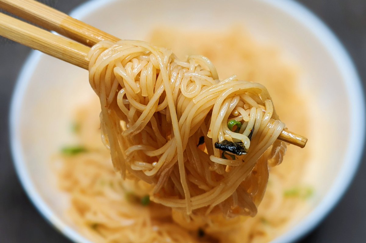ハマごはん お手軽レシピ 悪魔のピビンそうめん そうめんを袋の表記通りに茹でて冷水でよく冷やし 水気を切る ポン酢 ごま油 コチュジャン 砂糖をそうめんに混ぜてネギ 海苔 白ごまをかけて完成 まだまだ暑いこの時期にピッタリな一品です ハマごはん お手軽レシピ 悪魔のピビンそうめん そうめんを袋の表記通りに茹でて冷水でよく冷やし 水気を切る ポン酢 ごま油 コチュジャン 砂糖をそうめんに混ぜてネギ 海苔 白ごまをかけて完成 まだまだ暑いこの時期にピッタリな一品です