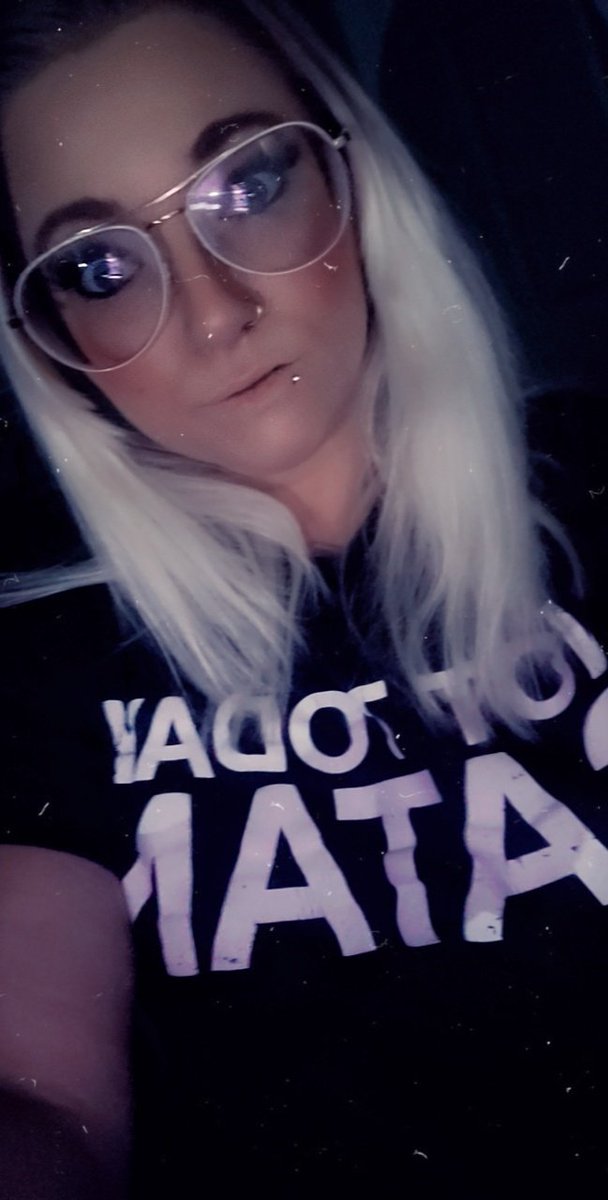 LindseyRose25's tweet photo. Power was out the other day. Who doesn't love selfies in the dark? https://t.co/vlYwqCGPWo